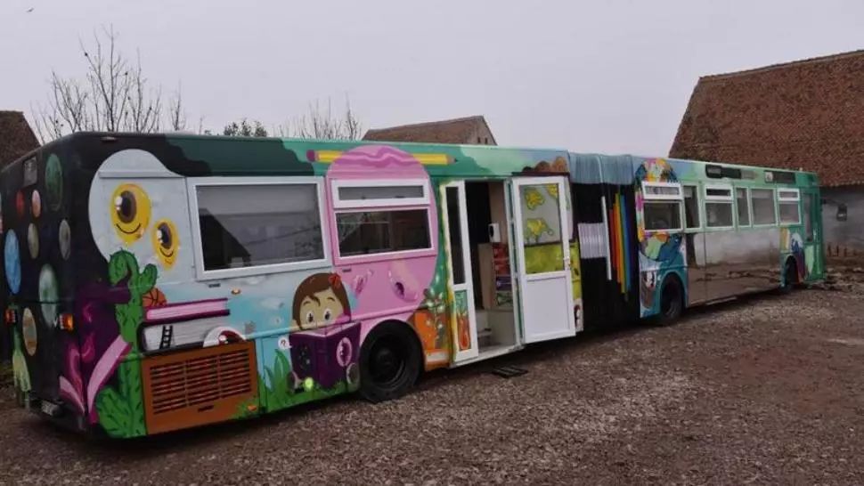 FOTO Ce nu pot guvernanții, dar pot voluntarii. Un autobuz dezafectat, transformat într-o sală de clasă ultramodernă