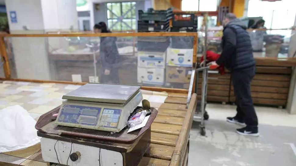 Frauda alimentară, fenomen național. Cum ne păcălesc comercianții să cumpărăm „brânză de oaie” din ulei de palmier sau din lapte de vacă