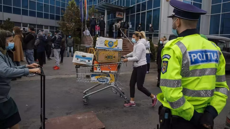 Piețe închise, comercianți disperați. PROTEST în fața Pieței Crângași din Capitală - FOTO