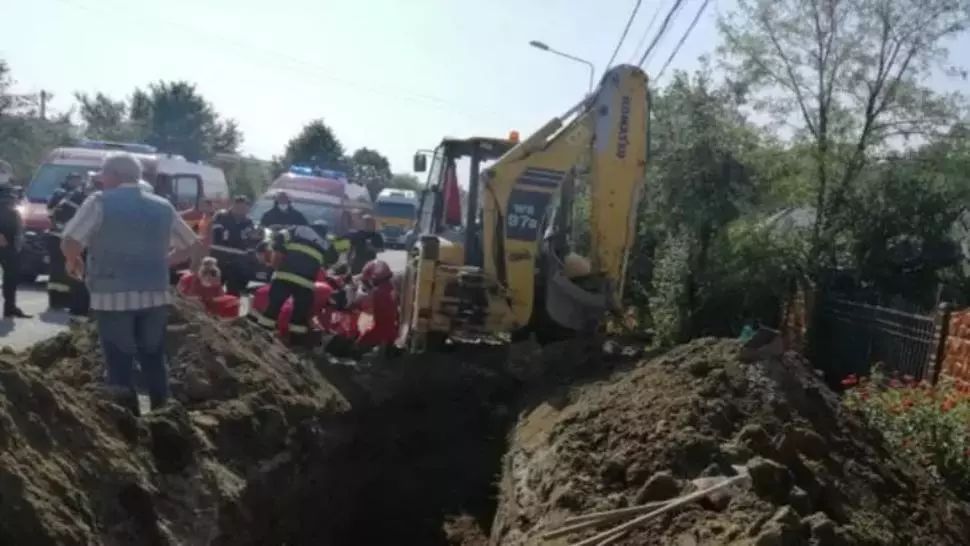 Operațiune de salvare în Râmnicu Vâlcea! Doi muncitori, prinși sub un mal de pământ