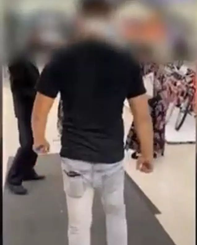 Imagini REVOLTĂTOARE: Paznic de la mall, batjocorit de un bărbat fără masca