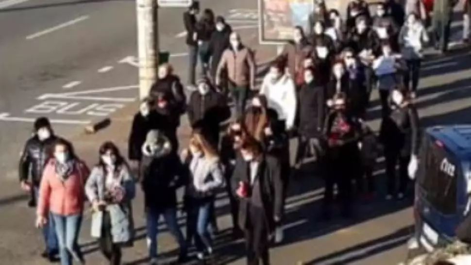 Zeci de oameni au ieșit în stradă la Piatra Neamț. S-a scandat "Jos, criminalii!" și "Demisia!"