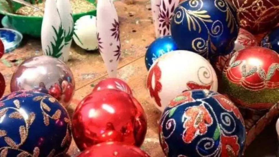 VIDEO/ Fabrica de globulețe a lui Moș Crăciun din Curtea de Argeș, fără copii din cauza pandemiei