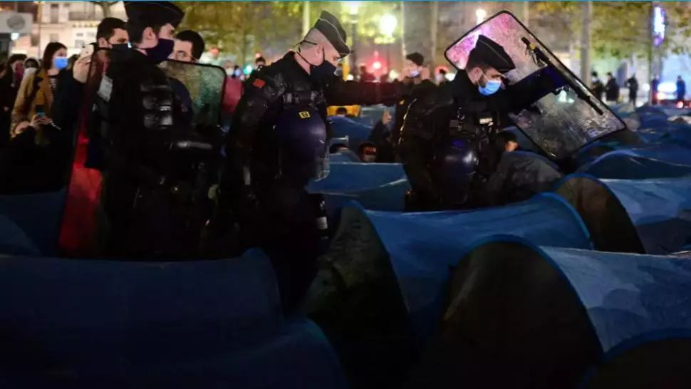 Gaze lacrimogene, folosite de forțele de ordine pariziene pentru a evacua o tabără de migranți