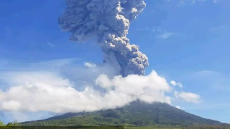 Autoritățile indoneziene, în alertă: Vulcanul Lewotolo a începută să erupă. Aeroportul local, închis