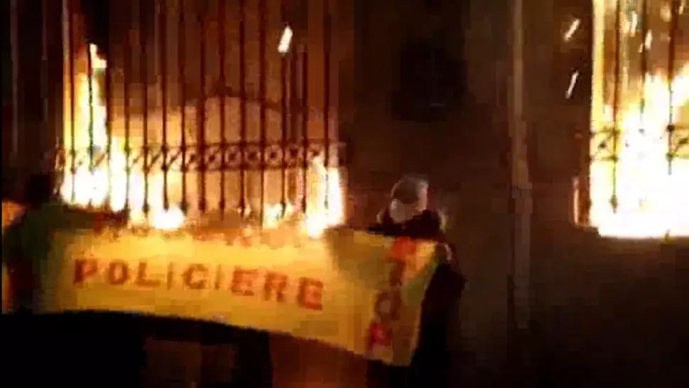 VIDEO/ Proteste violente la Paris: Magazine în flăcări. Poliția a folosit gaze lacrimogene
