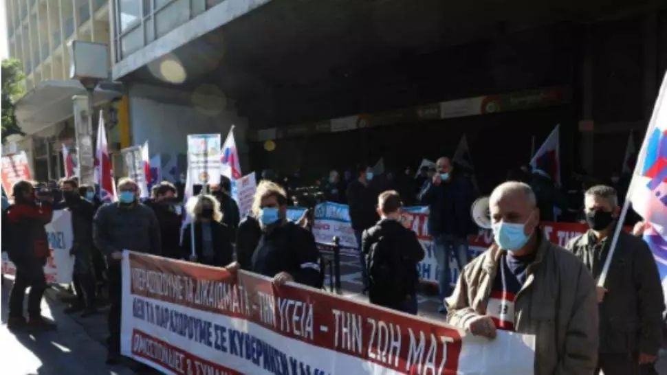  Grevă a funcționarilor publici eleni. Sute de oameni au ieșit în stradă la Atena și Salonic, în ciuda restricțiilor COVID