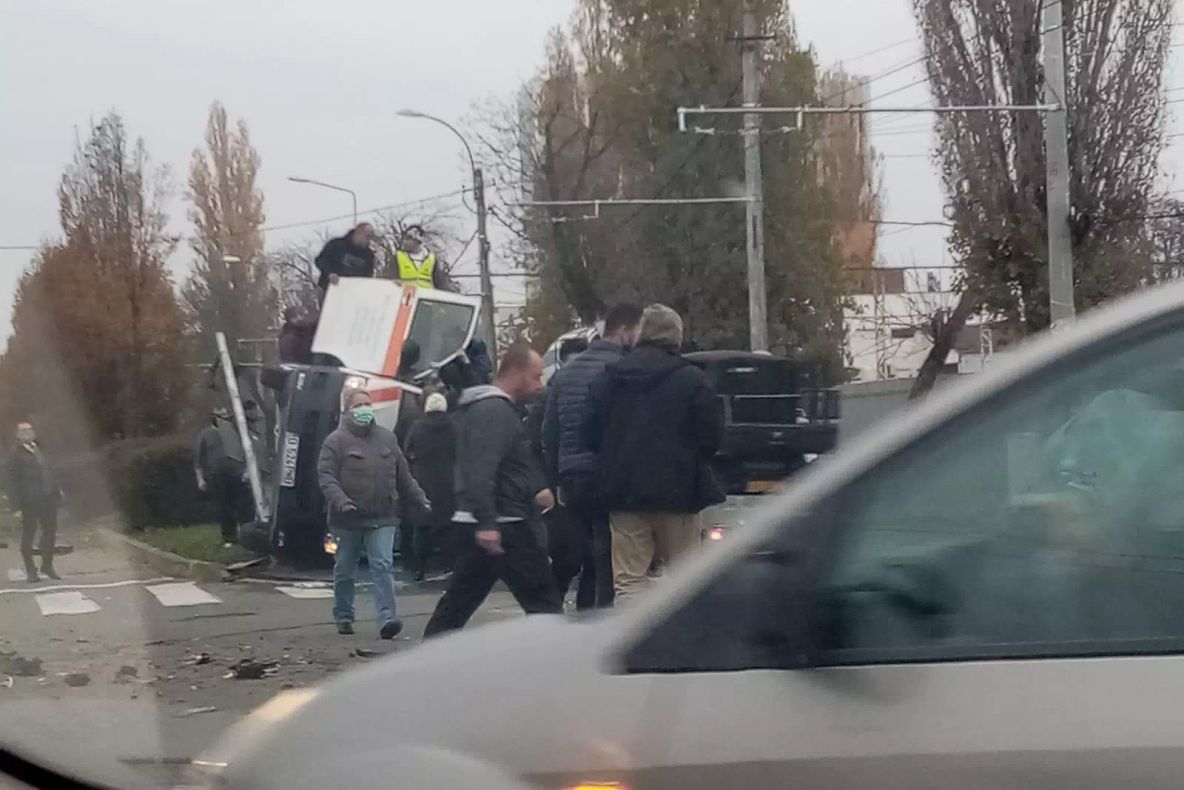 FOTO Accident grav în Capitală - O ambulanță s-a răsturnat