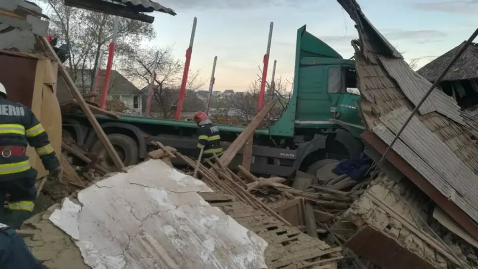 FOTO/ Accident cumplit în județul Neamț! O adolescentă a fost prinsă sub dărâmături