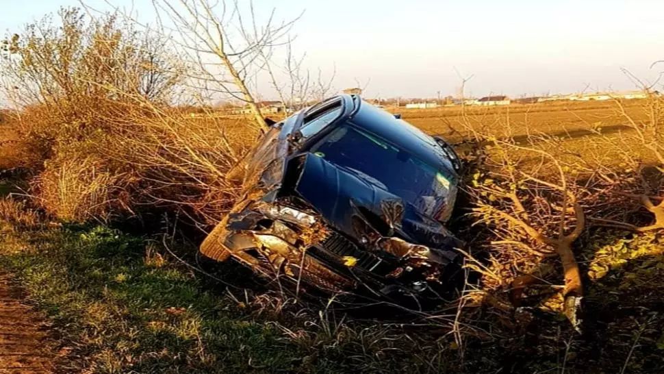 O tânără șoferiță, din șanț la spital, după o cascadorie, fără voie, pe un drum județean din Ialomița - FOTO