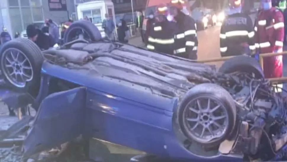 Șofer beat, accident grav, în Capitală: mașină răsturnată pe linia tramvaiului 41: doi copii răniți