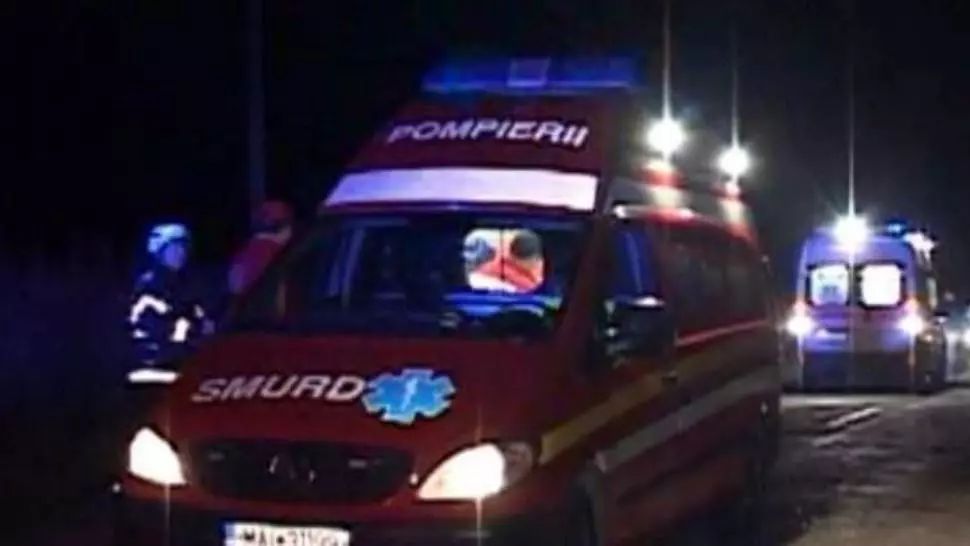 Accident grav în Vrancea, două mașini s-au ciocnit frontal, 4 persoane rănite, trafic blocat