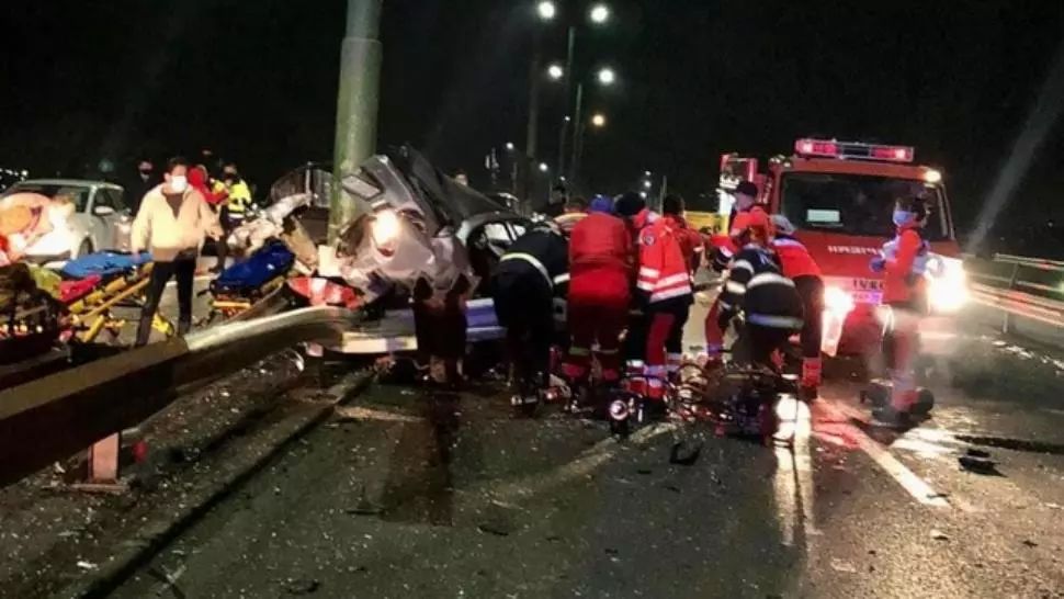 Accident cu 3 victime, în Arad: mașina a rupt parapetul care desparte sensurile de mers - FOTO