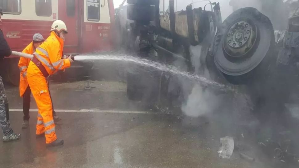 Accident feroviar urmat de incendiu, la Timiș: Un tir a luat foc după ce a intrat într-un tren - FOTO