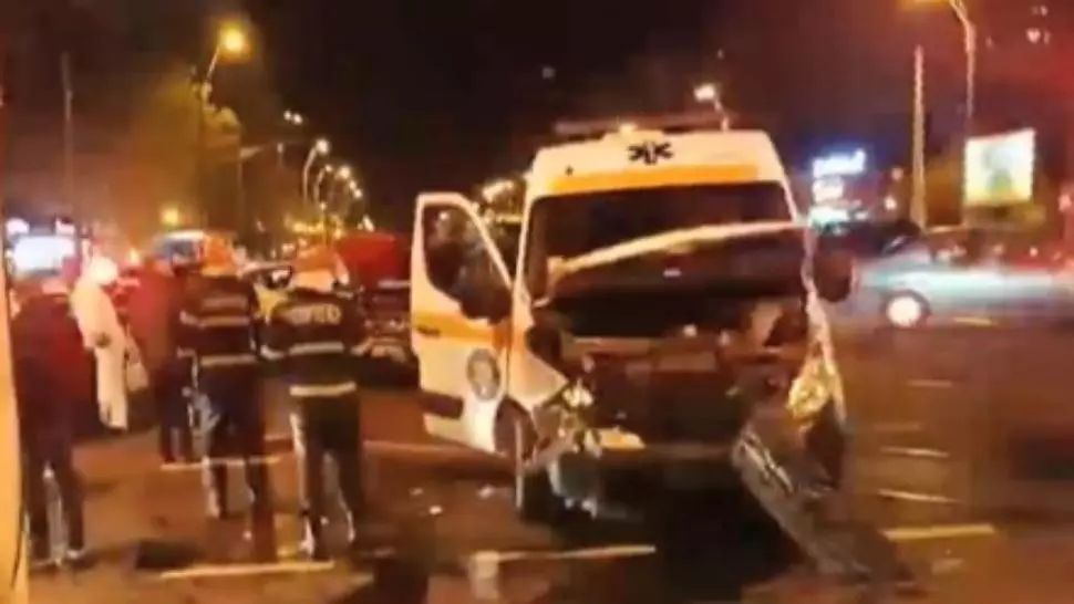 Accident GRAV în Capitală. Impact într-o ambulanță și un microbuz: 3 răniți
