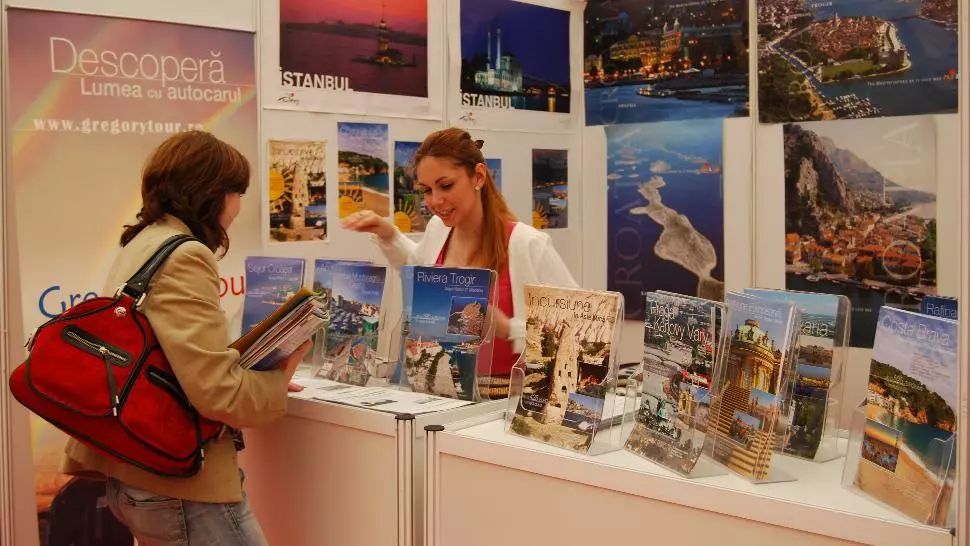 Pandemia blochează turismul. Agențiile și tur-operatorii, afaceri în scădere cu 50%