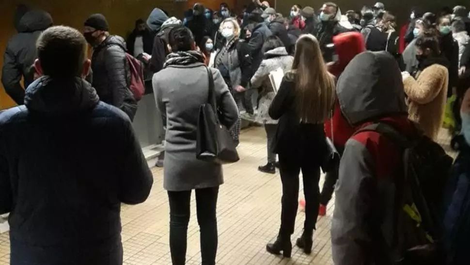 VIDEO Haos la metrou, sute de oameni blocați în stații din cauza unei defecțiuni între Mihai Bravu și Dristor 1