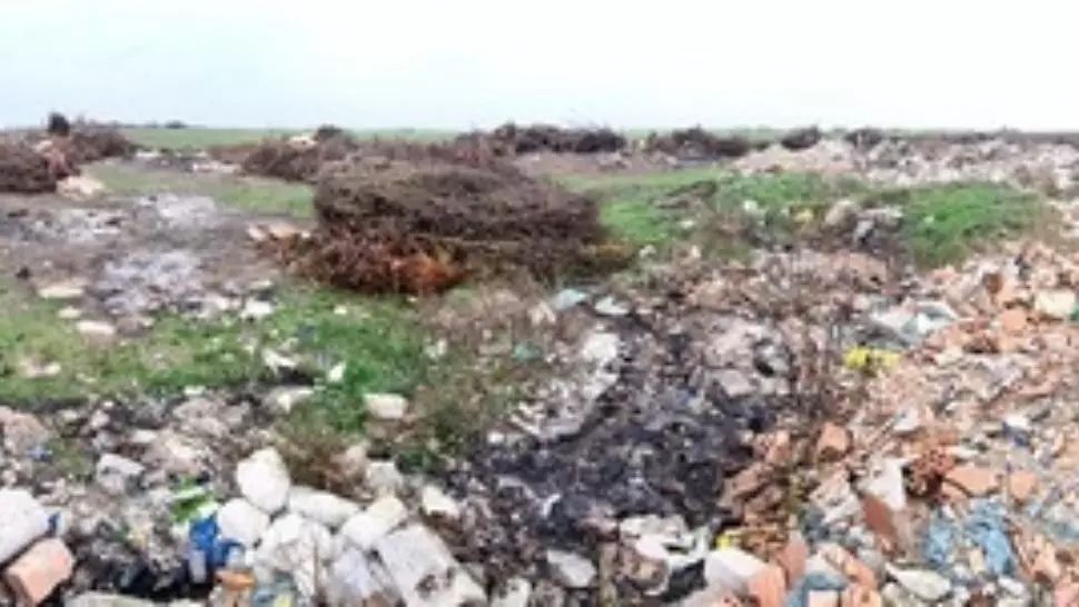 Și amendat și cu mașina confiscată, după ce a fost prins că a aruncat moloz pe un teren agricol