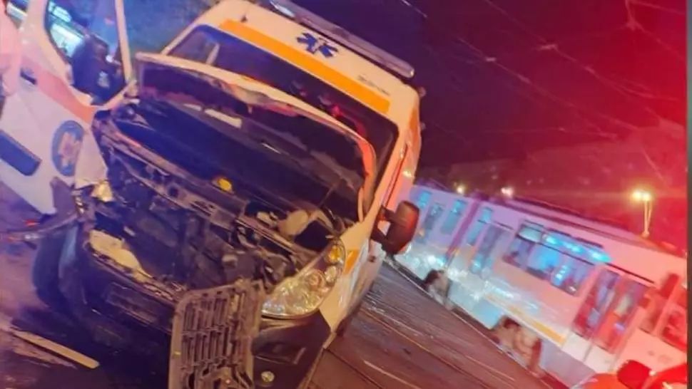 FOTO Accident grav cu o ambulanță în Capitală
