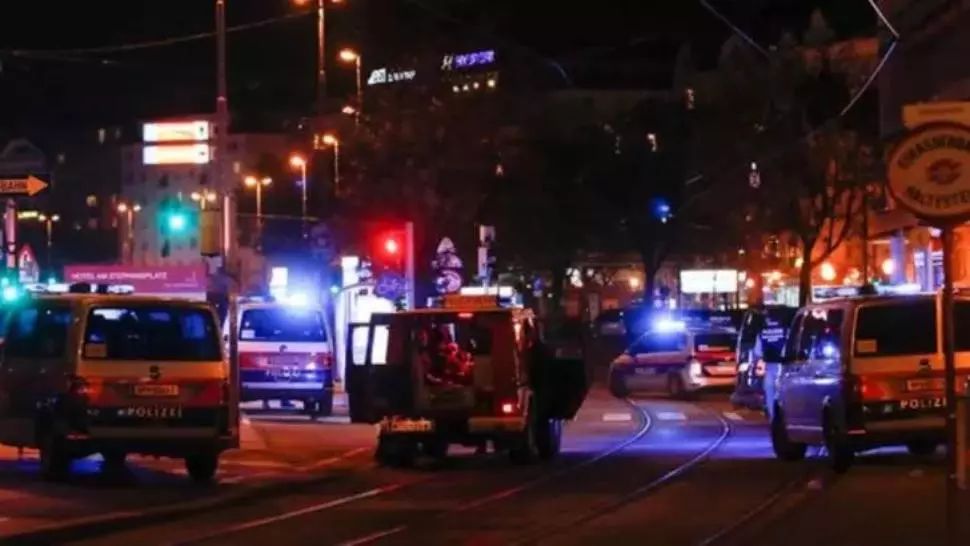 Cine este atacatorul din Viena. Detalii șocante