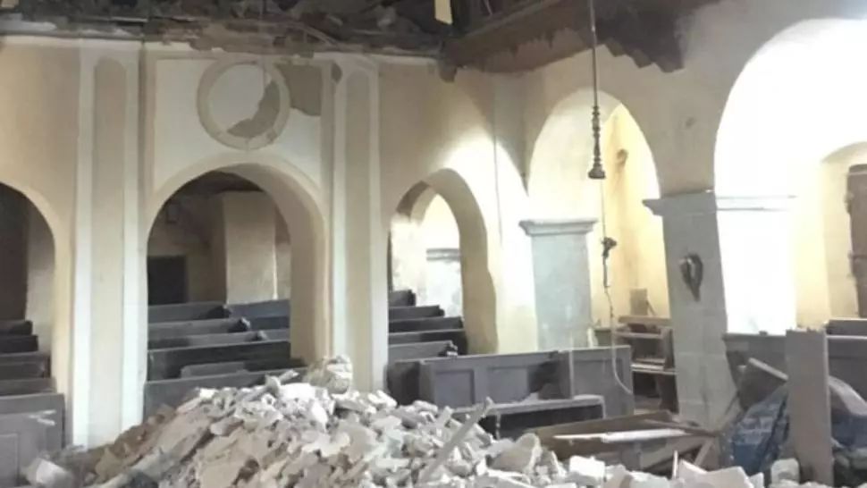 Tavanul bisericii fortificate din Alțâna, monument istoric, s-a prăbușit din cauza degradării avansate - FOTO