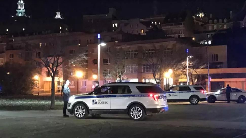 Crime oribile în noaptea de HALLOWEEN la Quebec. Un bărbat îmbrăcat în haine medievale a ucis două persoane și a rănit alte cinci prin înjunghiere