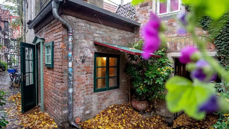 VIDEO | A fost scoasă la vânzare casa minusculă. Are 4 metri pătrați și costă o avere!