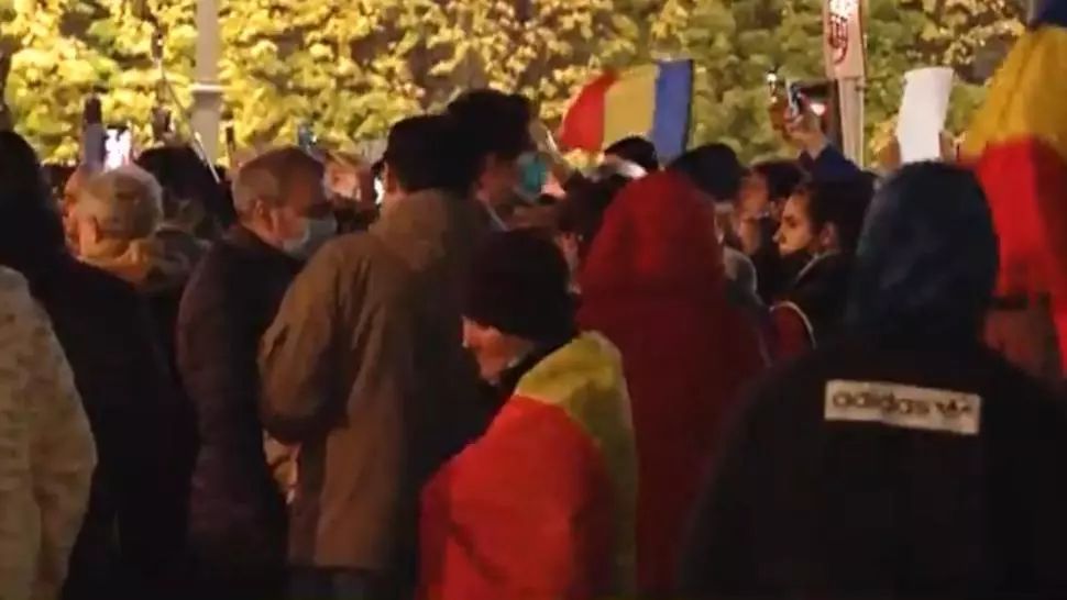 PROTEST în Piața Victoriei față de noile RESTRICȚII: Peste 300 de oameni se arată nemulțumiți de măsurile anticoronavirus