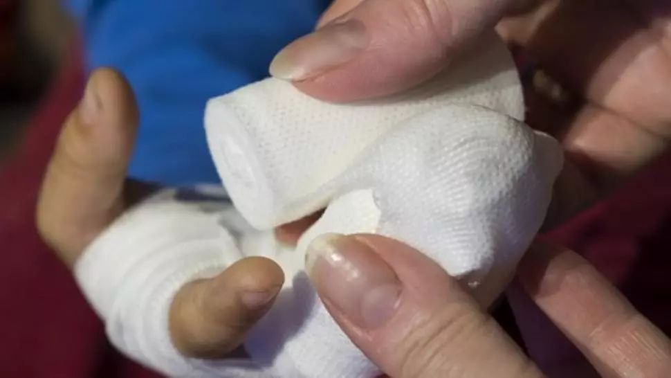 Doi copii bistrițeni, OPĂRIȚI cu apă clocotită, transportați URGENT la un spital din Cluj