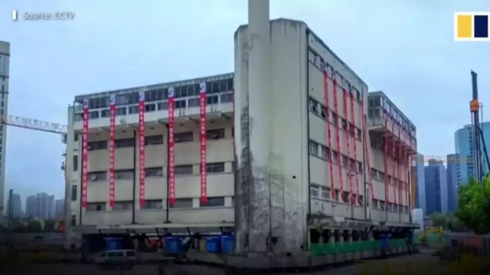 FOTO/VIDEO Clădirea "mergătoare" din Shanghai. Cum a fost mutată o școală cu 5 etaje, veche de 85 de ani, într-o locație nouă