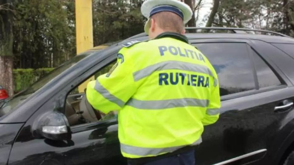 Șoferul „perfect”: Beat la volan, fără permis, cu mașină fără acte și cu numere false