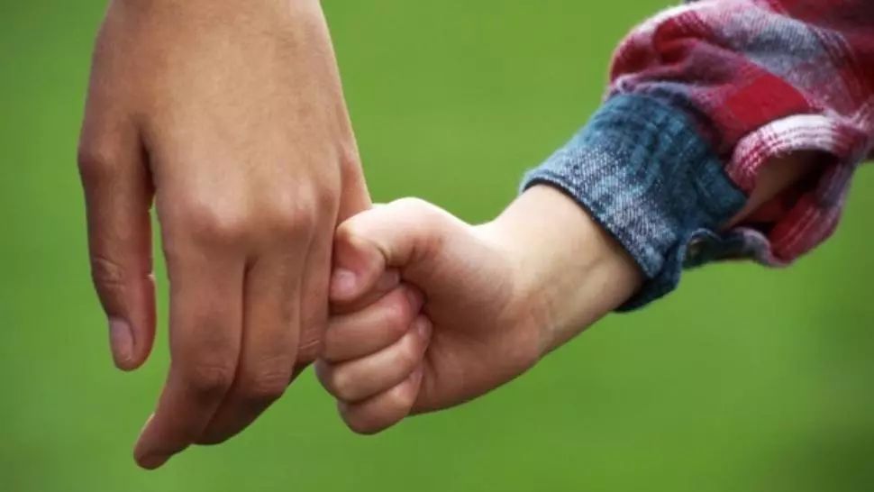 ABUZURI la DGASPC - copil abandonat, victima birocrației. Familie amenințată de Protecția Copilului