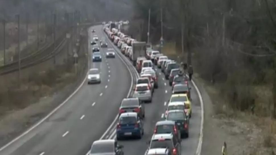 Trafic aglomerat în această după amiază pe DN 1. Mii de turiști merg spre stațiunile din Prahova