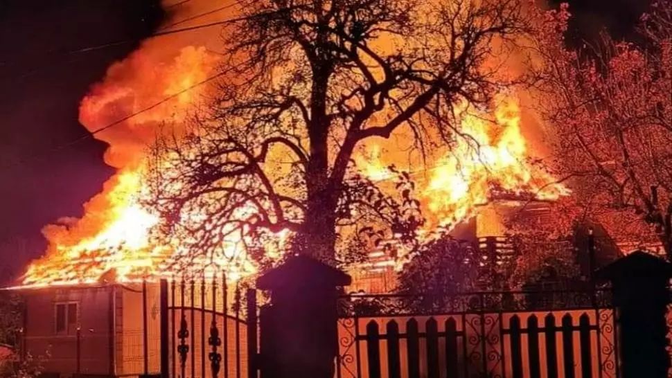  Incendiu puternic la Pietroșița, din cauza unui scurtcircuit electric