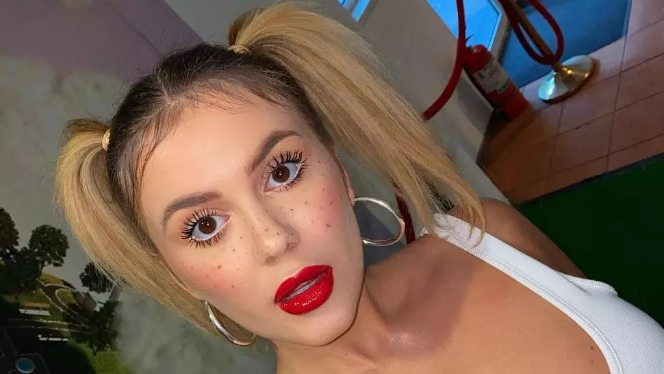 Explicația OFICIALĂ a DSP: Cum a ajuns dansatoarea Emylia, cunoscută pentru aparițiile alături de maneliști, la DSP București