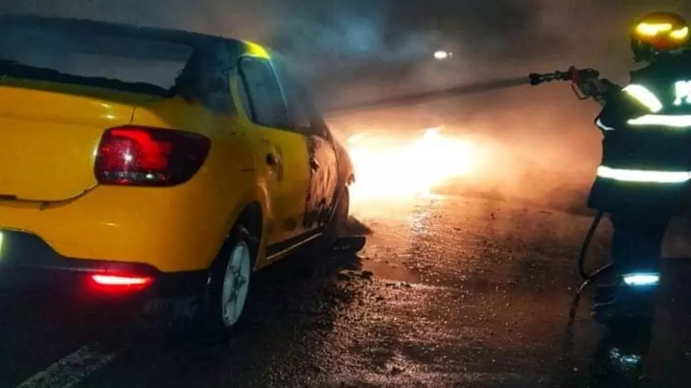 Taxi în flăcări pe un drum din apropiere de Valea Plopilor! De ce a luat foc mașina