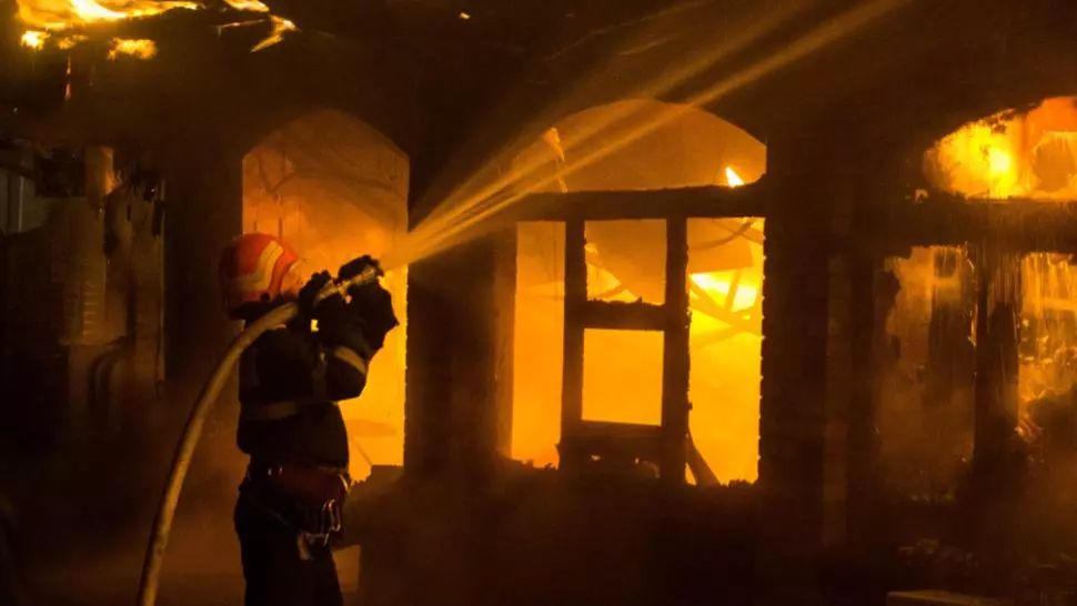 Gospodărie mistuită de flăcări în municipiul Tecuci. Pompierii avertizează asupra RISCURILOR la care se supun oamenii în perioada rece