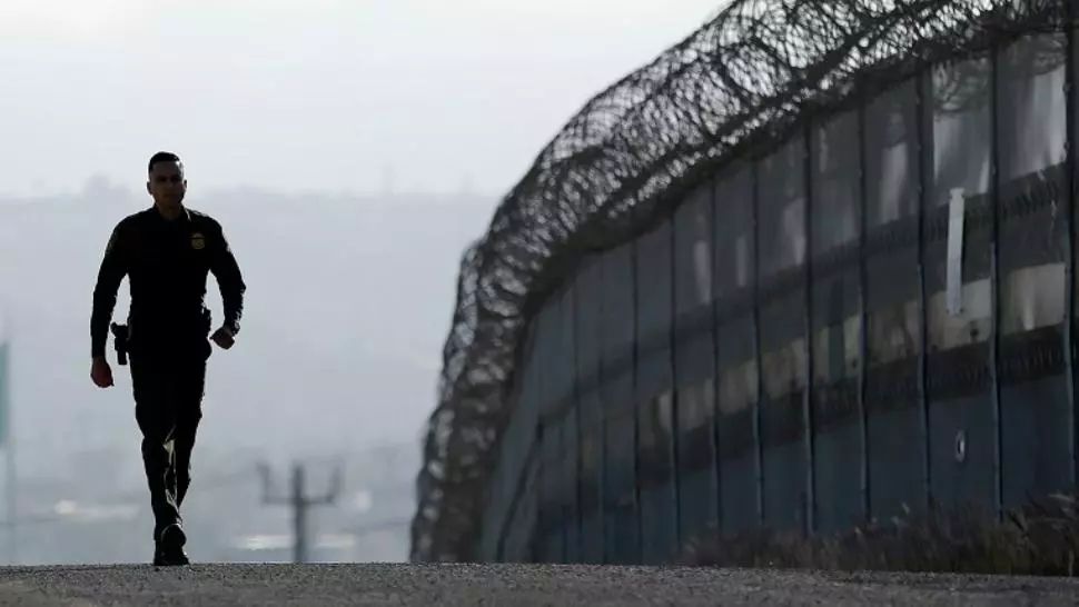  Peste 100 de migranți din Serbia au FORȚAT intrarea în România. S-a intervenit cu un elicopter al Inspectoratului General de Aviație