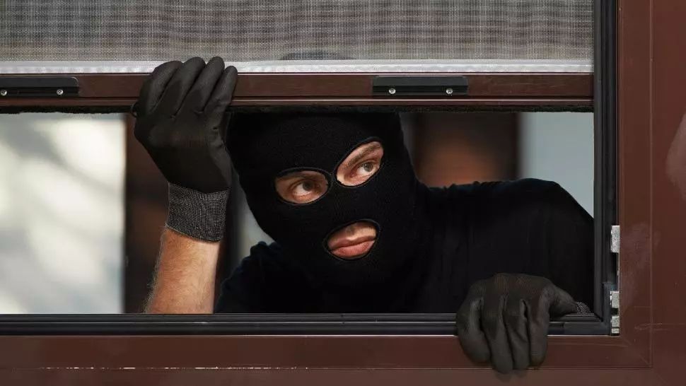 Aproape 300.000 de euro furați din casa unei bătrâne dintr-un sat din județul Arad