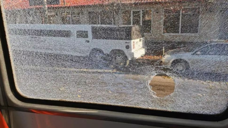 Împușcături în centrul Capitalei: s-a tras într-un autobuz cu călători. Poliția caută atacatorul