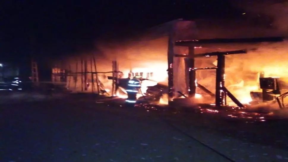 FOTO | Atelier auto din Suceava și patru mașini, distruse într-un incendiu