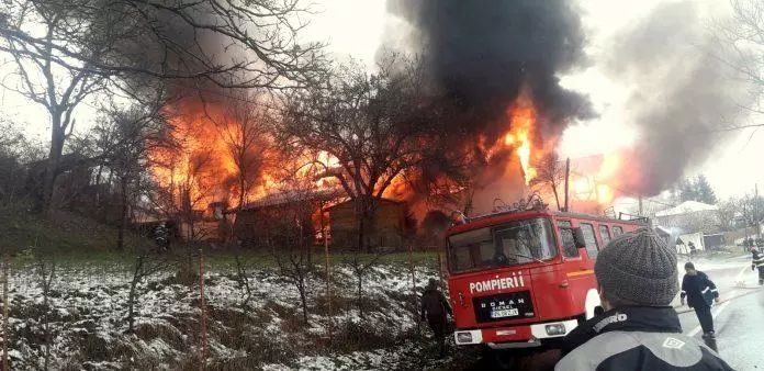 FOTO-VIDEO Pensiune făcută scrum la Soveja, după un incendiu violent! Traficul, oprit pentru intervenția pompierilor
