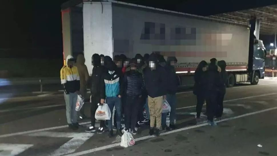  Peste 40 de migranți, prinși când încercau să treacă ilegal granița