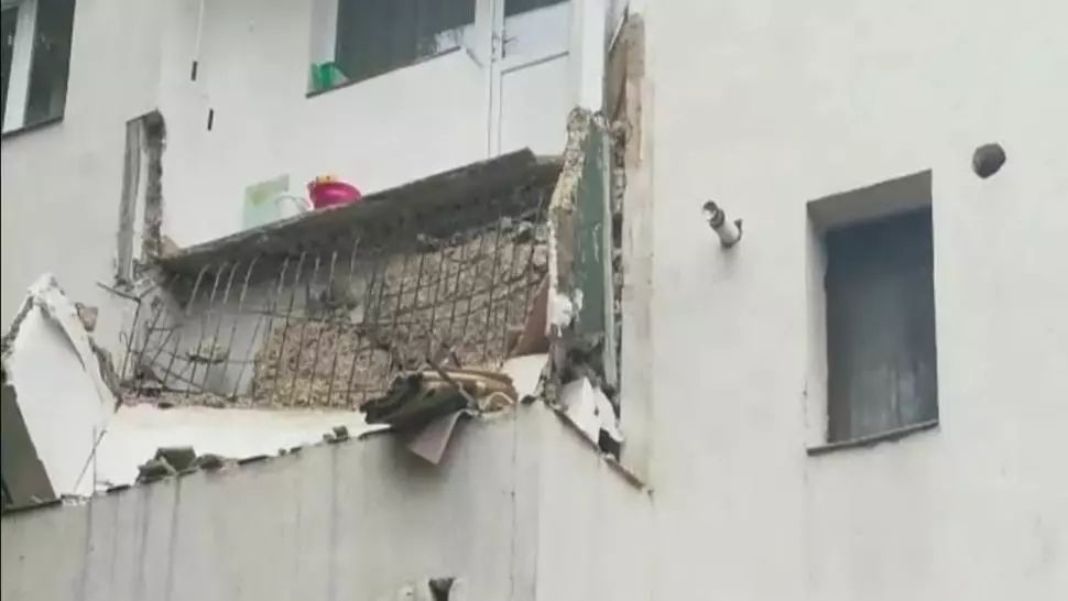 FOTO/VIDEO La un pas de tragedie. Un balcon dintr-un bloc din Vaslui s-a prăbușit