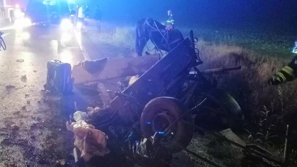 TELEORMAN: Accident grav între o mașină și o căruță. Un bărbat a fost scos de pompieri de sub atelaj