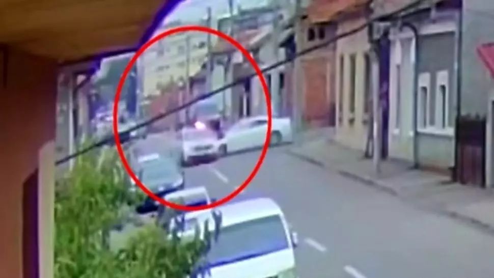 O autospecială de poliție aflată în misiune, implicată într-un accident rutier în Dobeta Turnu-Severin