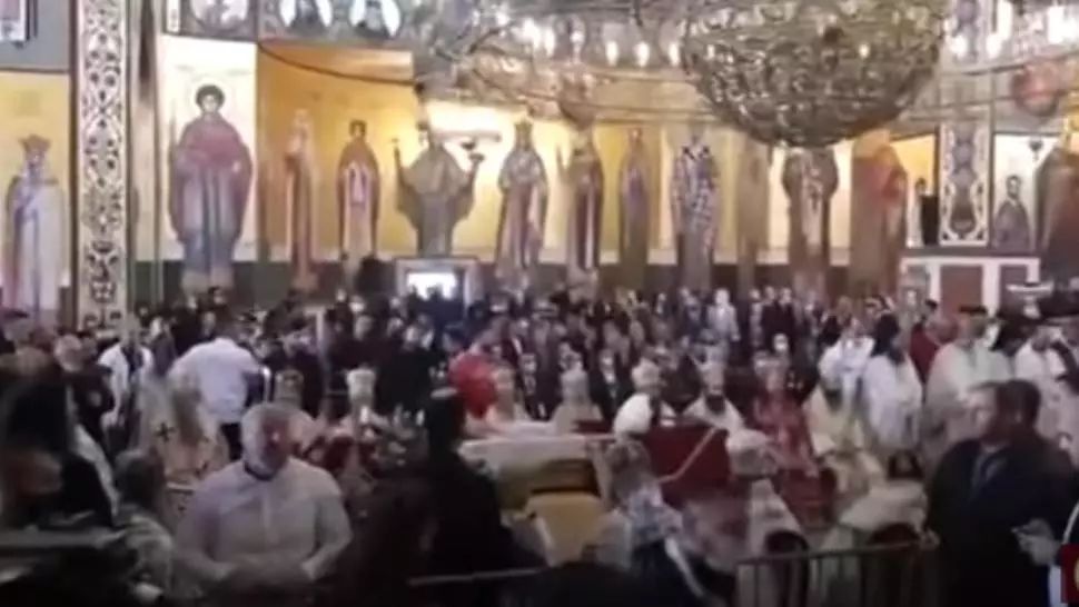 VIDEO Imagini revoltătoare de la înmormântarea Mitropolitului Muntenegrului. Mii de oameni l-au sărutat, deși fusese infectat cu noul coronavirus