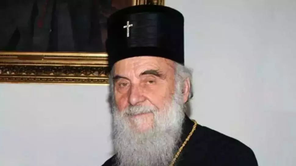VIDEO Mii de credincioși fără mască la catafalcul patriarhului Irineu al Serbiei, decedat din cauza COVID-19