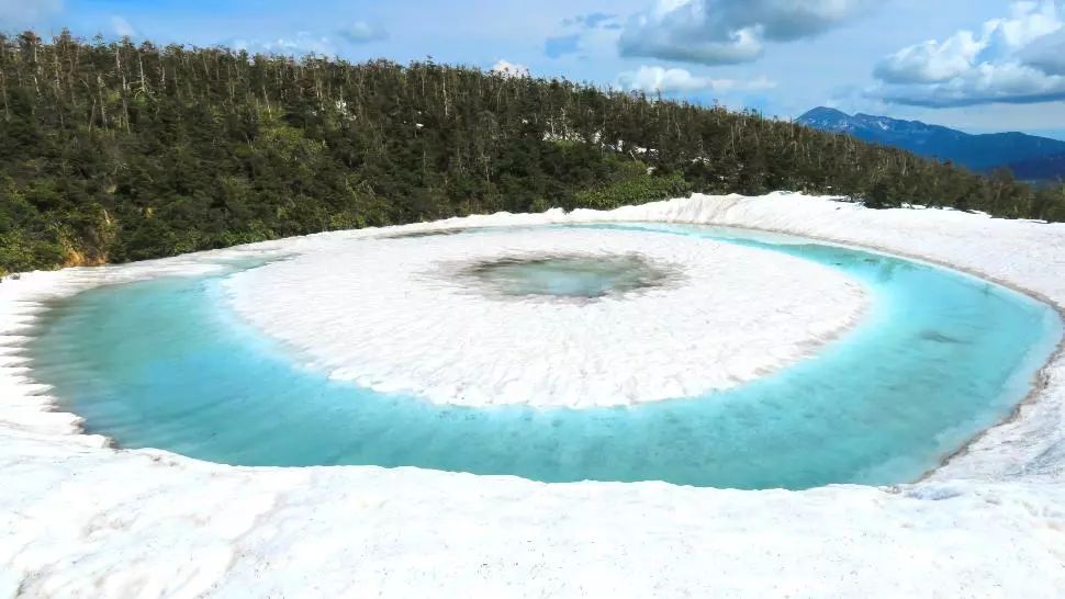  VIDEO | Fenomenul unic prin care un lac din Japonia se transformă în „ochi de dragon”