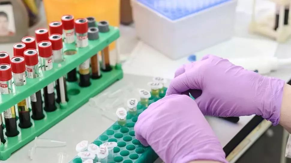 Situație CRITICĂ la Bârlad! NU se mai fac teste COVID-19 la Spitalul de Urgență: s-a infectat singurul medic care le prelucra